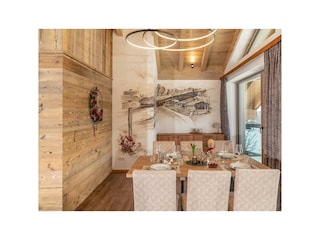 Exklusive Ausstattung mit Altholz und warmen Farbe