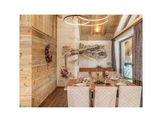 Exklusive Ausstattung mit Altholz und warmen Farbe