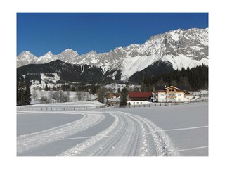 Loipe vorm Haus