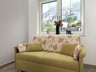 gemütliche Couch im Stiegenhaus