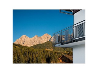Balkon mit Ausblick auf Dachstein