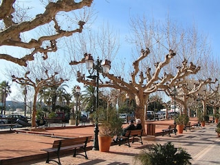 Promenade mit Boule-Platz