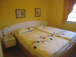 Schlafzimmer 1