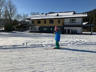 Langlauf_vorm_Haus