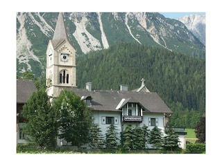 Haus Tritscher 93 Südansicht mit Kirche