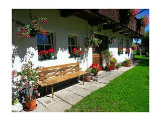 Sattlehnerhof Innenhof Blumen