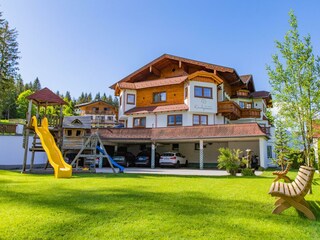 Landhaus Kirchgasser Sommer mit Spielplatz