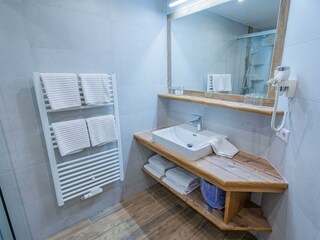 Neues Badezimmer-App. Rötelstein