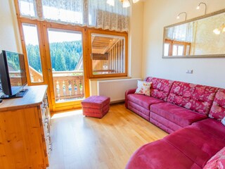 Wohnzimmer mit Balkon