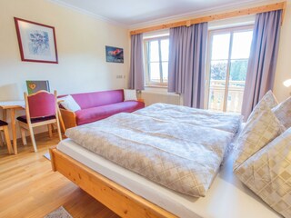Schlafzimmer mit Sitzgelegenheit