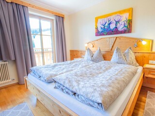 Doppelbett und Balkon