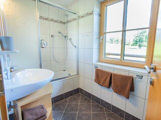 Badezimmer mit Badewannendusche