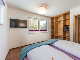 schlafzimmer1 mit badsicht ferienwohnung ahorn ram