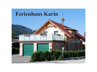 Haus Karin Vorderseite mit Garagen