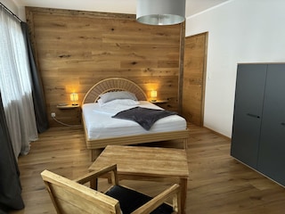 Schlafzimmer mit französischem Doppelbett