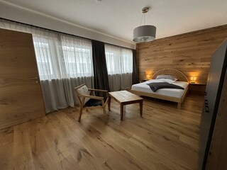 Schlafzimmer mit französischem Doppelbett