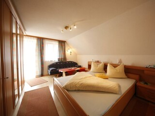 Ein Blick ins Doppelzimmer mit Schlafcouch