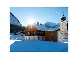 der pfarrhof im winter