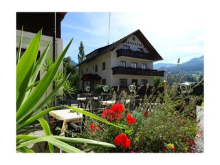 Der Lasserhof umgeben von Blumen