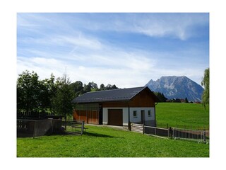 Blick über die grüne Wiese zum Grimming