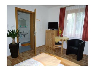 Zimmer mit Blick ins Bad