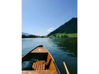 Der Putterersee ist nur 5 Gehminuten vom Hof weg