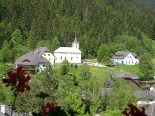 Ansicht Sommer Haus Heiß mit Kirche