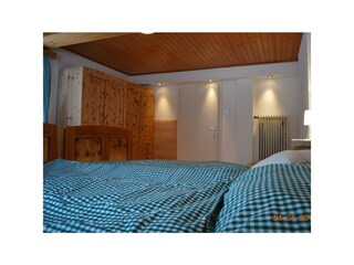 Zirbenzimmer m. Antiken Möbeln