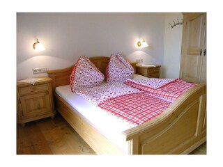 Helle Zimmer mit Balkon