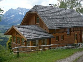 Romantisches Holzblockhaus mit Wintergarten