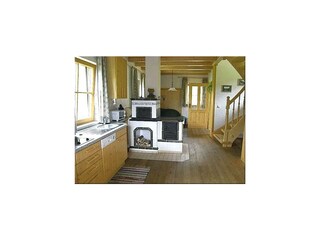 Gut ausgestattete Küche mit Kachelofen