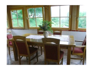 Licht durchfluteter Wintergarten mit Panoramablick