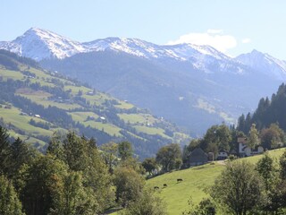 Blick auf Berg und Tal