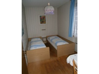 Schlafzimmer 2 2