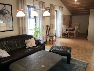 Wohn- und Esszimmer mit Balkon