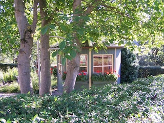 Gartenhäuschen mit Grillplatz