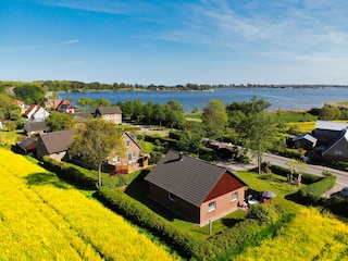 Das Haus liegt nur wenige Meter von der Schlei entfernt