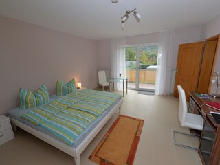 Schlafzimmer mit großem Balkon
