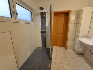 Große ebenerdige Dusche