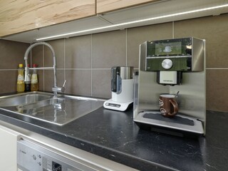 Küche mit Kaffee-Vollautomat und Wasserkocher