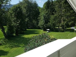 Blick vom Balkon in den Garten