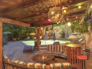 Good sounds, cool drinks. conversation.