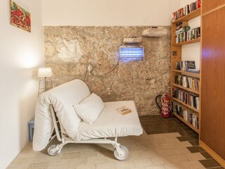 Zustellbett in kleiner Bibliothek. Bitte bringen Sie Bü