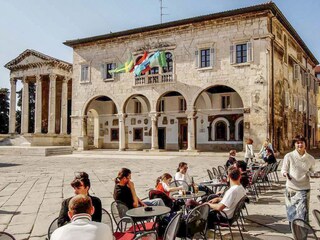 Mittagessen in der Stadt und in der Café-Gesellschaft.
