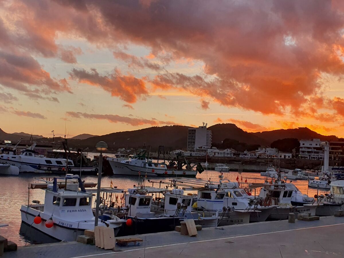 der Hafen von Cala Ratjada abends