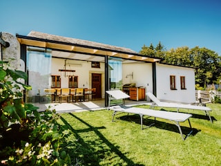 Außenansicht im Sommer mit gemütlicher Terrasse