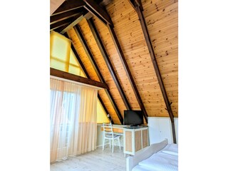 Bis ins Spitzdach und mit Fernseher