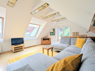 große Sofaecke mit Fernseher
