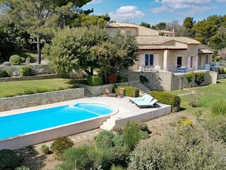 Außenbereich der Villa mit privatem Pool und Aussicht