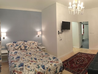 Schlafzimmer mit Sicht zum Bad und zum Schrankraum